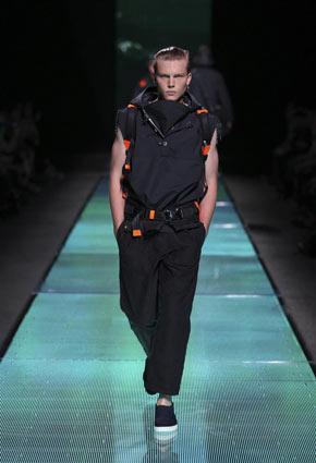 Louis Vuitton تكشف عن مجموعة ربيع صيف 2013 في دبي